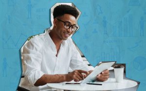 Homem negro usando oculos e com tablet