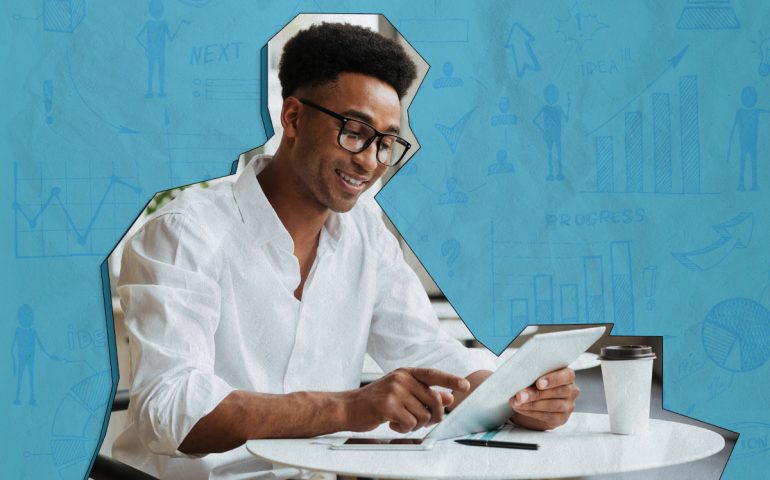 Homem negro usando oculos e com tablet