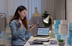 mulher feliz no trabalho inteligencia comercial