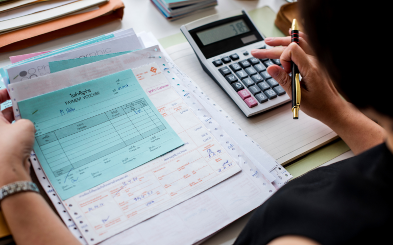 mulher-do-financeiro-trabalhando-com-o-fiscal