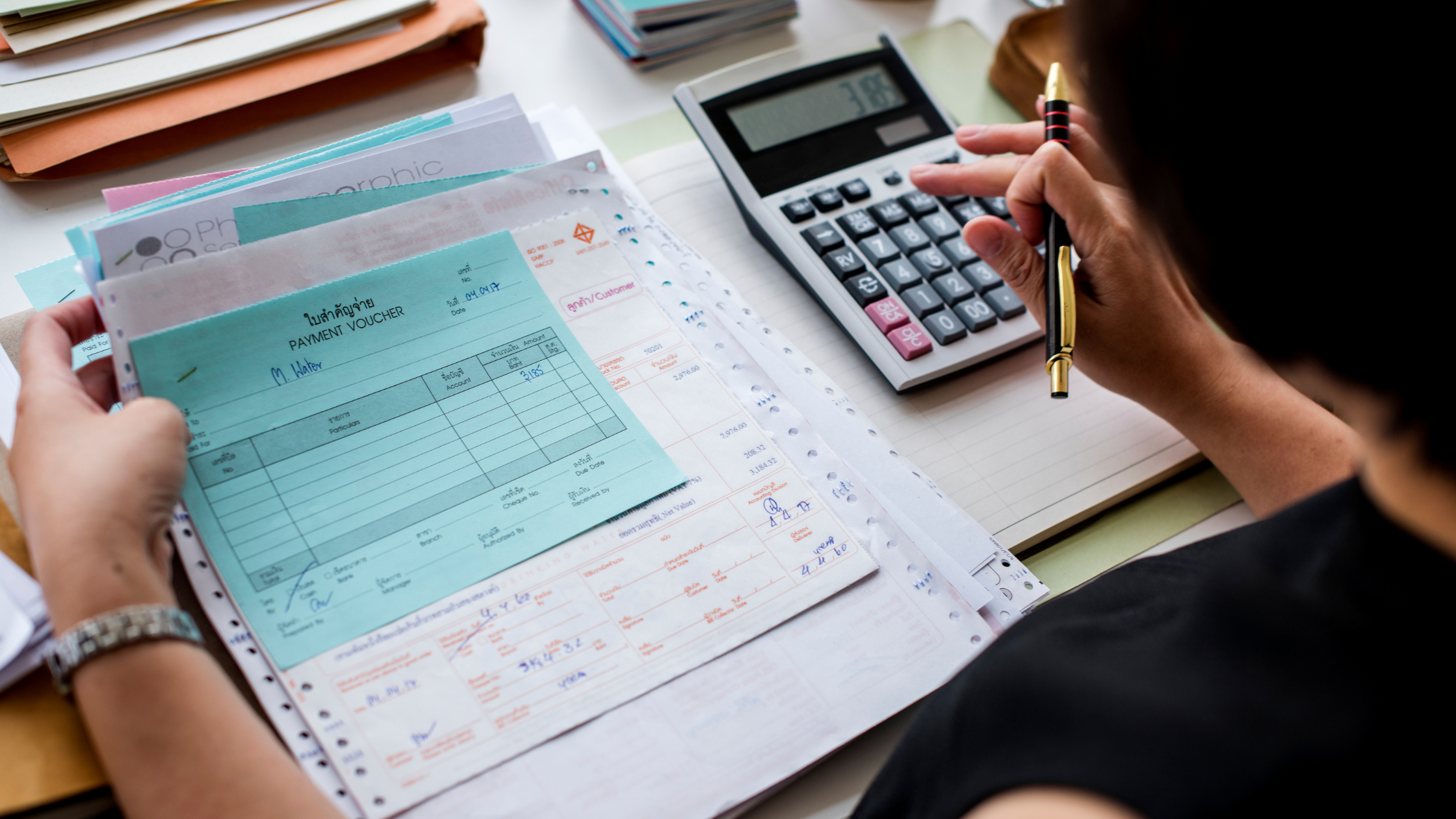 mulher-do-financeiro-trabalhando-com-o-fiscal