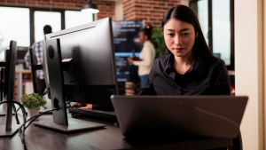 Pessoa-no-computador-cuidando-da-segurança-de-dados-da-empresa