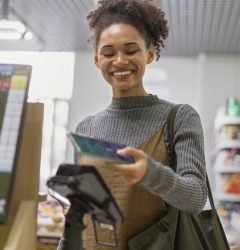 Mulher-comprando-no-varejo