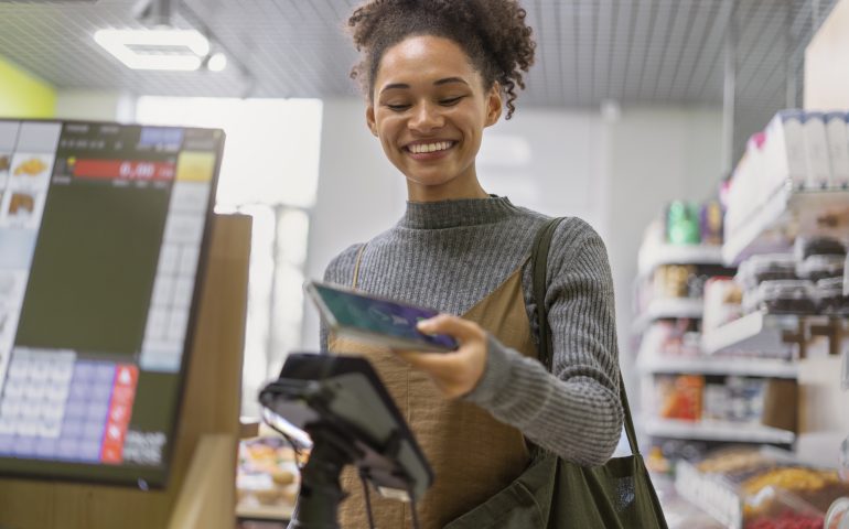 Mulher-comprando-no-varejo