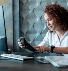 mulher-trabalhando-no-escritorio-com-as-informações-fiscal