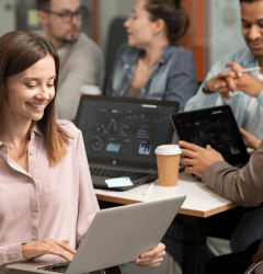 Pessoas trabalhando em uma empresa com processos automatizados