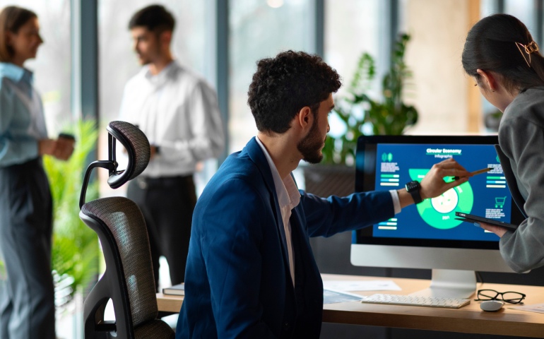 pessoas-trabalhando-no-escritorio-da-empresa-com-inteligência-artificial