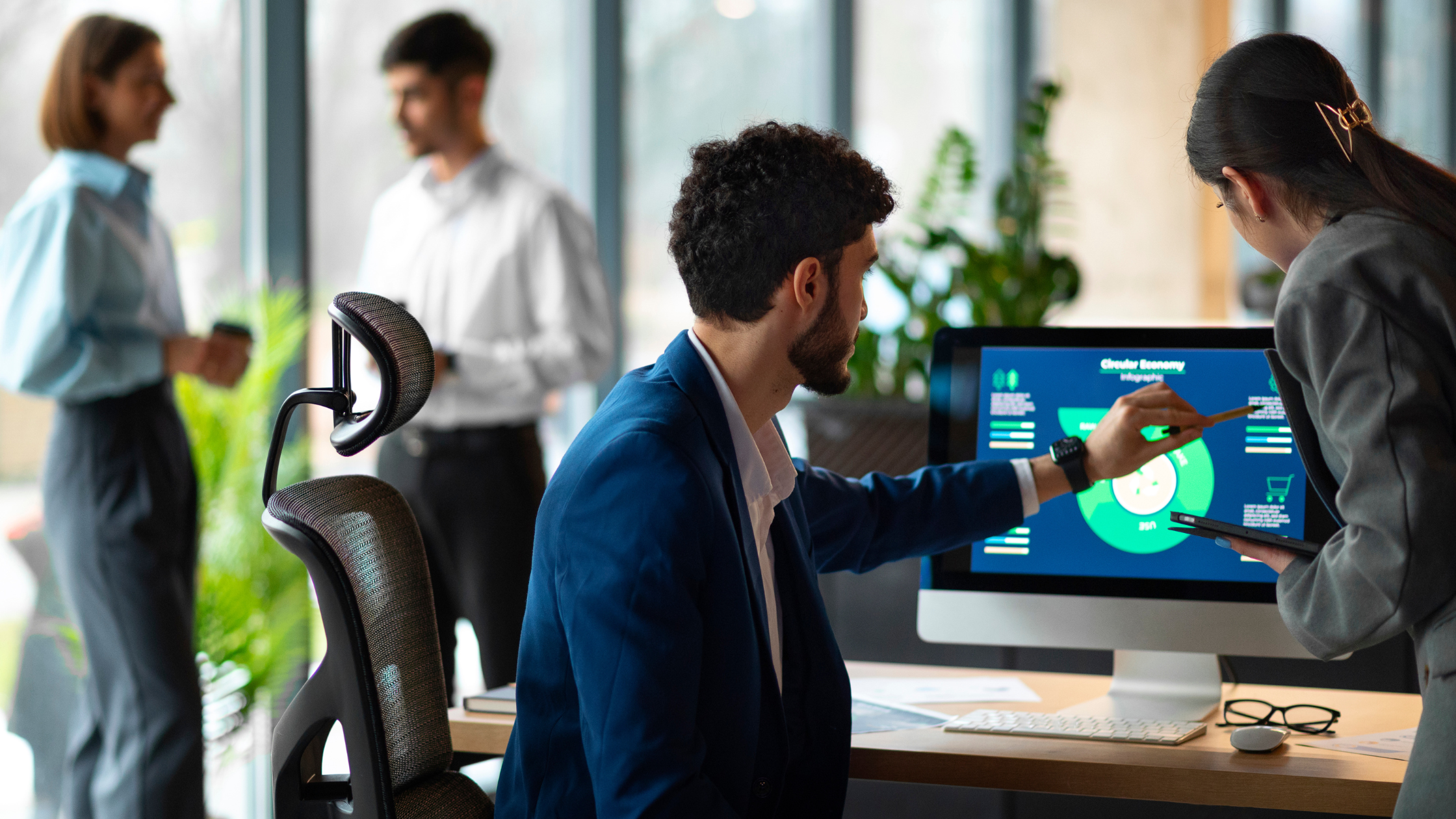pessoas-trabalhando-no-escritorio-da-empresa-com-inteligência-artificial
