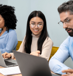 Pessoas trabalhando em seus processos com um erp