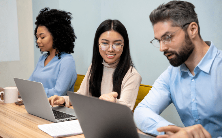 Pessoas trabalhando em seus processos com um erp