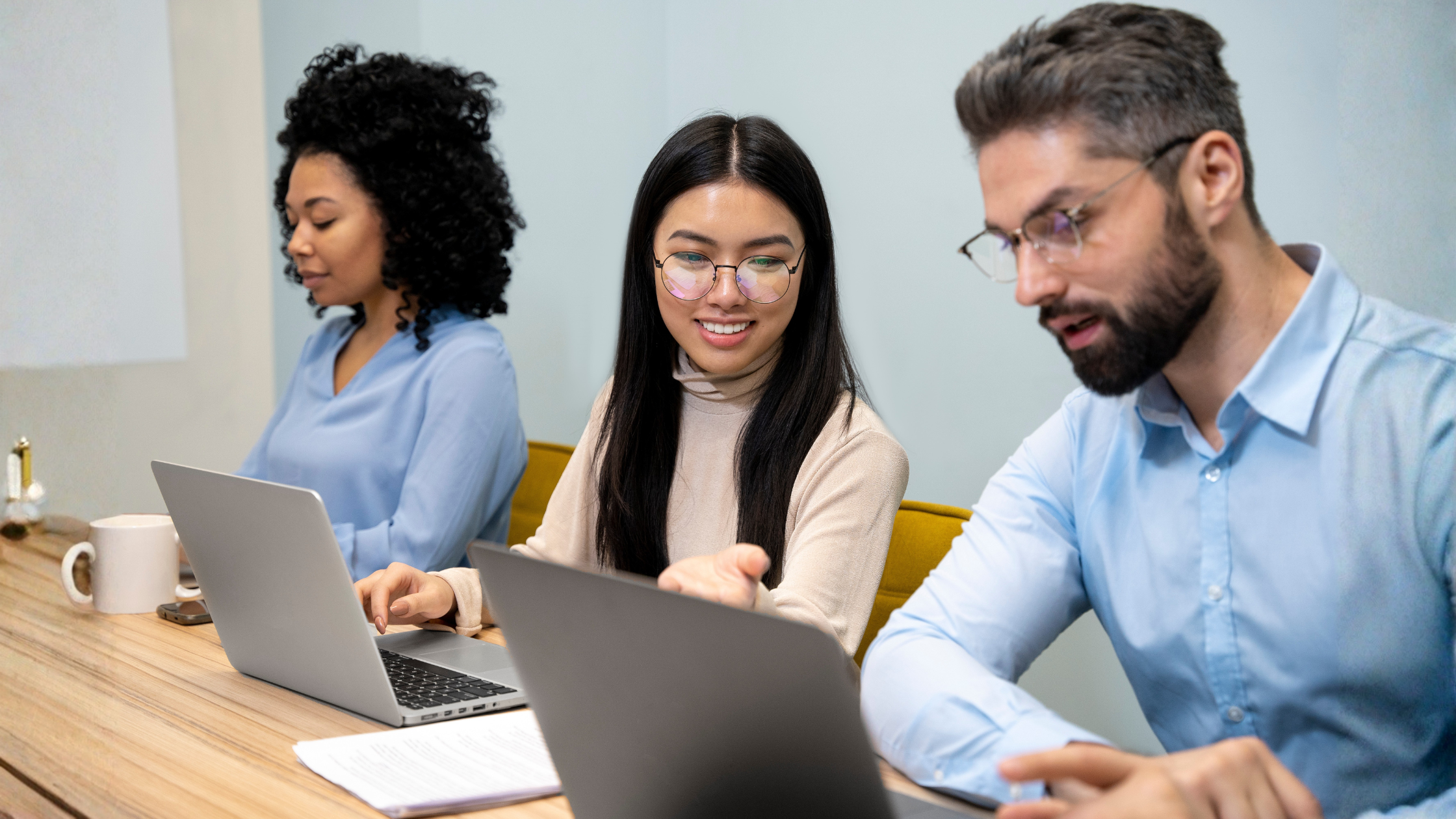 Pessoas trabalhando em seus processos com um erp