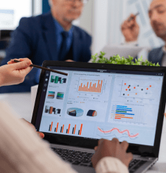 pessoa analisando indicadores da empresa