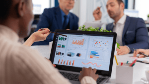 pessoa analisando indicadores da empresa