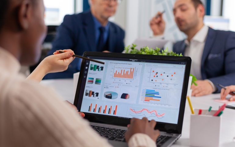pessoa analisando indicadores da empresa