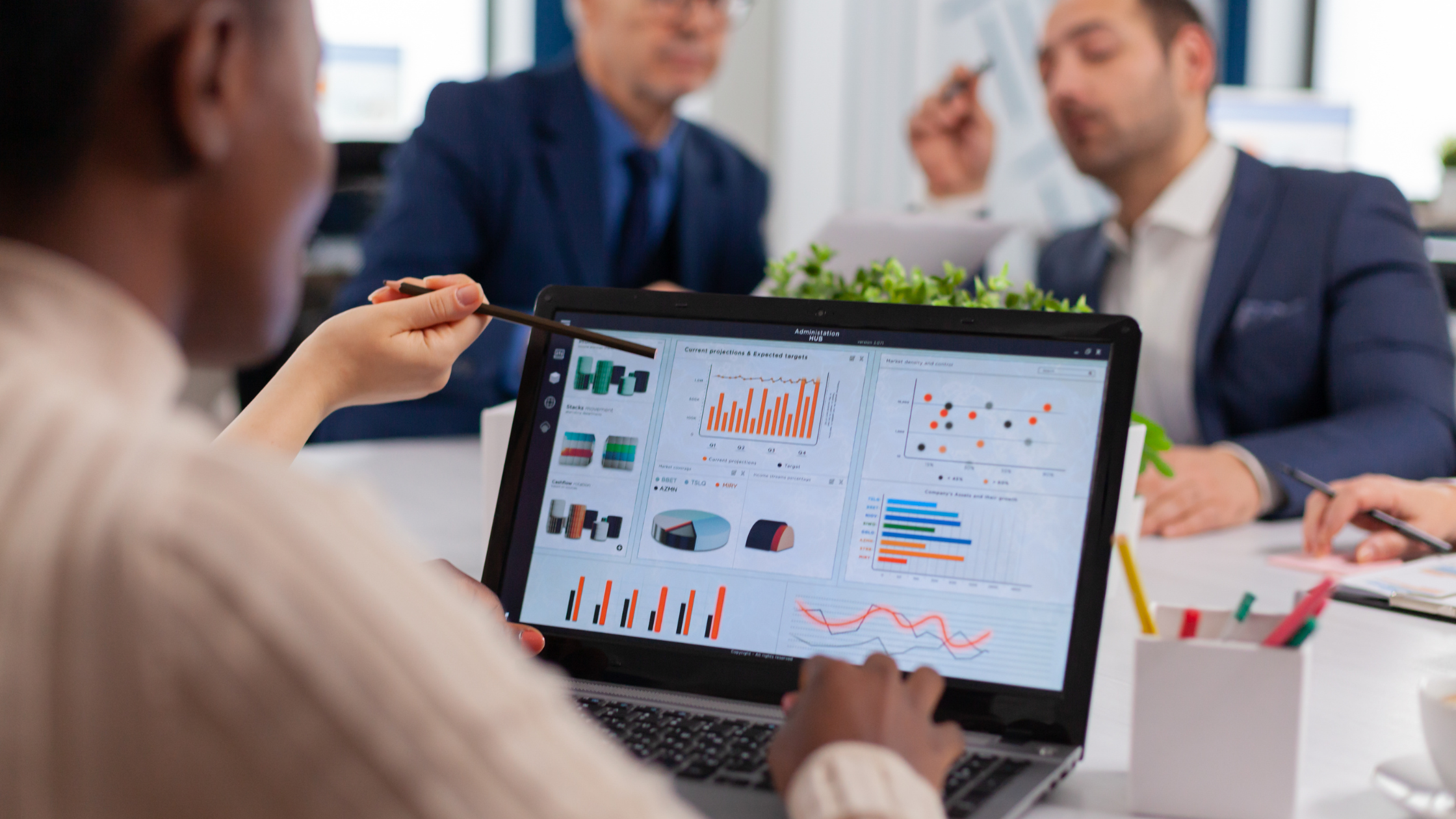 pessoa analisando indicadores da empresa