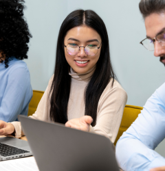 Pessoas trabalhando com um ERP