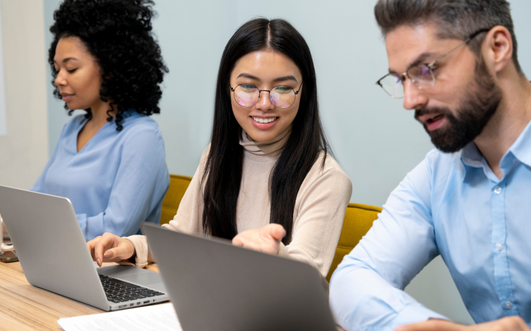 Pessoas trabalhando com um ERP