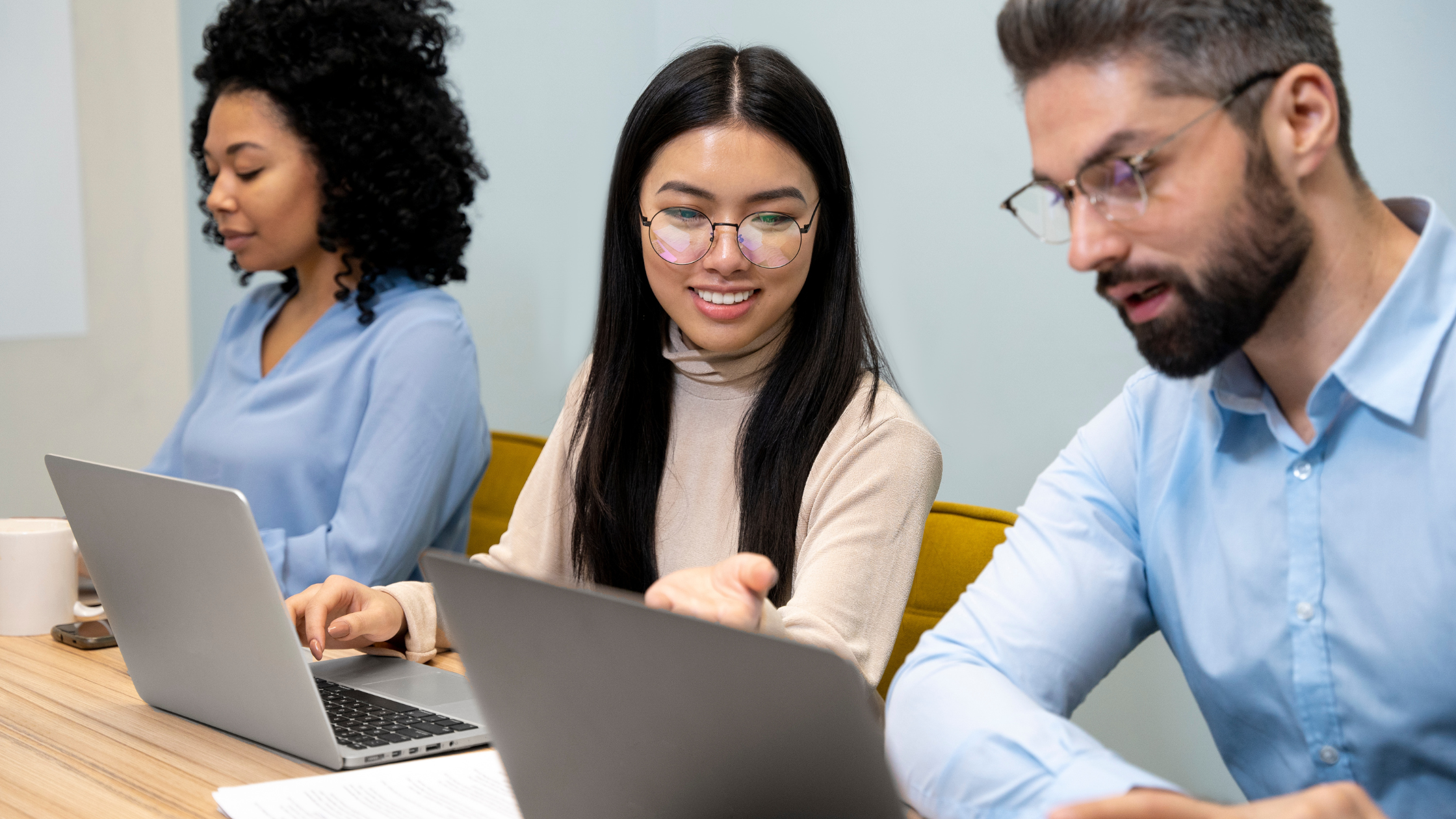 Pessoas trabalhando com um ERP