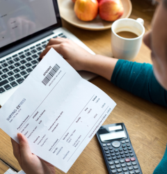 Pessoa pagando contas a pagar