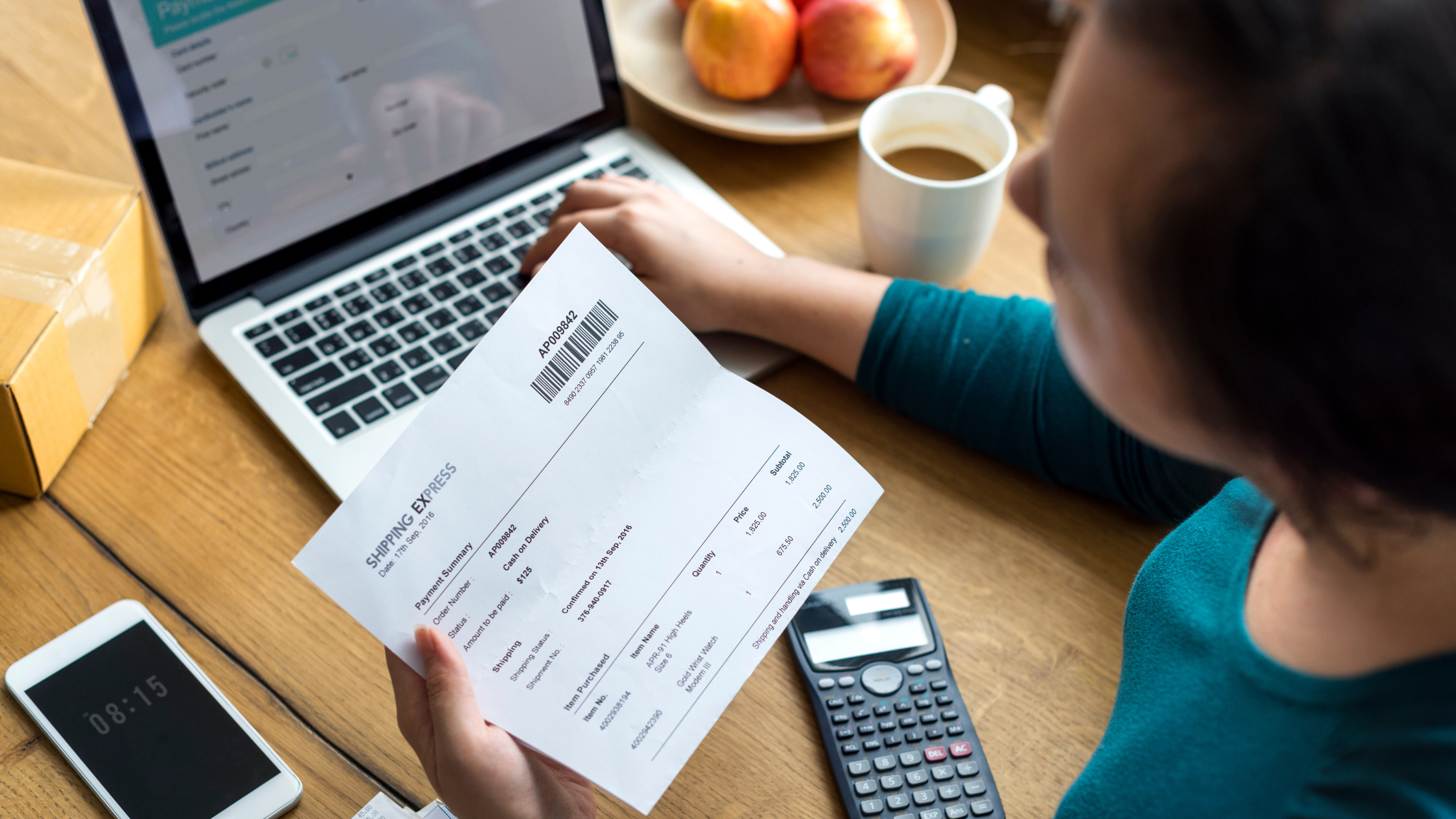 Pessoa pagando contas a pagar