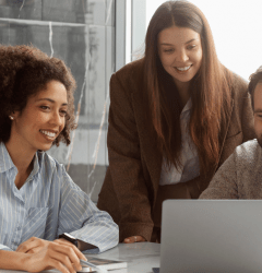 Pessoas trabalhando juntas em um ERP com Módulos Integrado