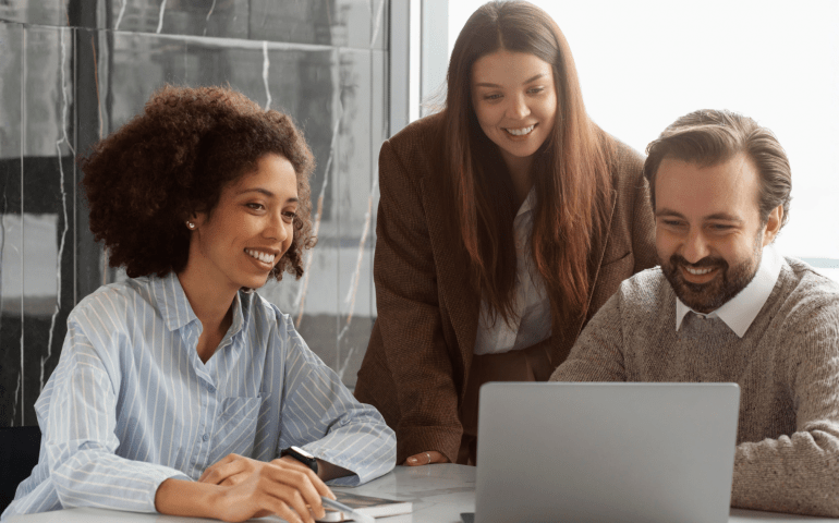 Pessoas trabalhando juntas em um ERP com Módulos Integrado
