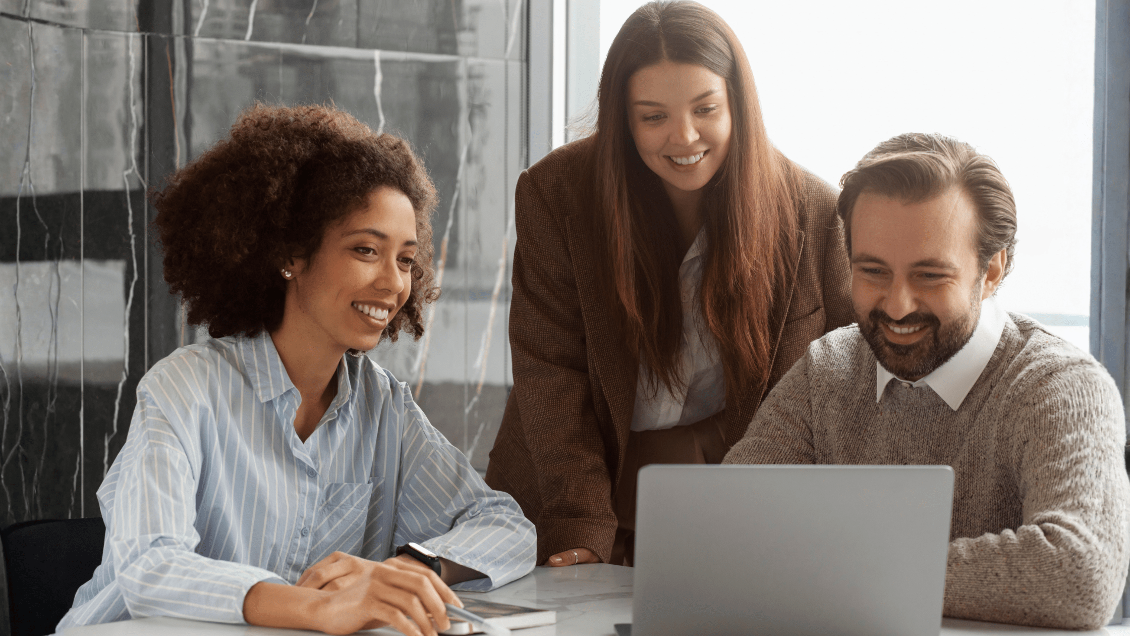 Pessoas trabalhando juntas em um ERP com Módulos Integrado